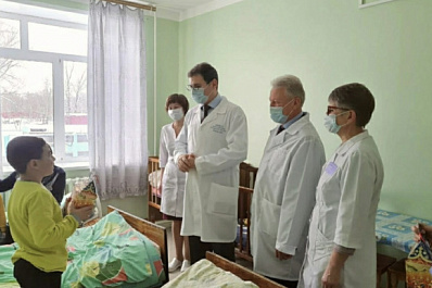 Глава регионального Минздрава проверил готовность детских стационаров к работе в праздники