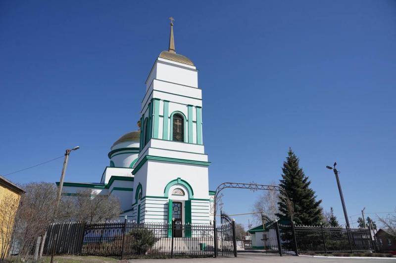 Дмитрий Азаров привез Благодатный огонь в храм села Кинель-Черкассы