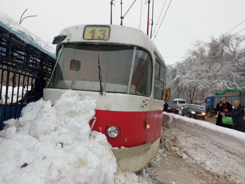 В Самаре трамвай сошёл с рельсов из-за обрушившегося с крыши снега
