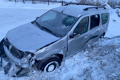 В Самарской области женщина без прав на "Ларгусе" врезалась в сугроб