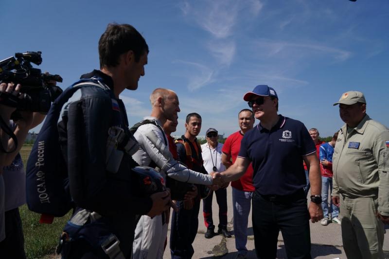 Дмитрий Азаров встретился с участниками чемпионата Вооруженных сил РФ по парашютному спорту