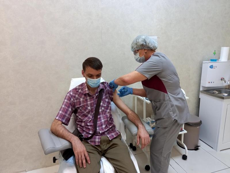 Тольяттинцы, сделавшие прививки от коронавируса в июне и июле, могут получить подарки от администрации