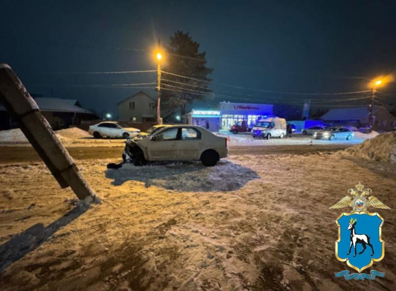 В Самарской области на трассе иномарка врезалась в фуру