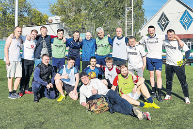 Самарские журналисты и сотрудники клуба "Крылья Советов" провели товарищеский матч по мини-футболу