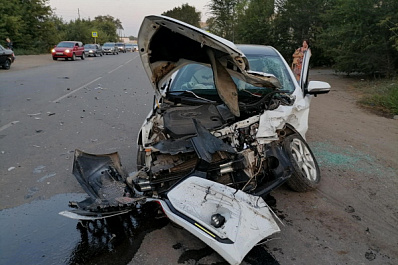 В Самаре самосвал протаранил "Весту", пострадало два человека