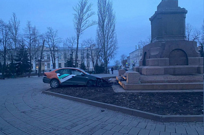 Проверка на прочность: в Самаре в памятник Ленину въехал мужчина на каршеринге