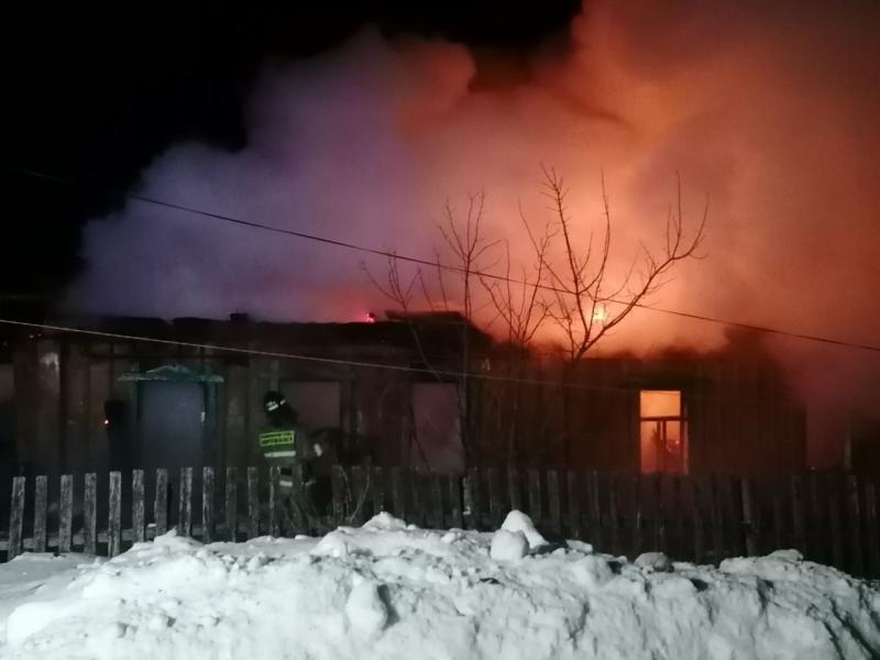 В Самарской области пожарные всю ночь тушили жилой дом 