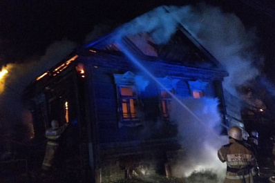 В Самаре загорелся двухэтажный деревянный дом