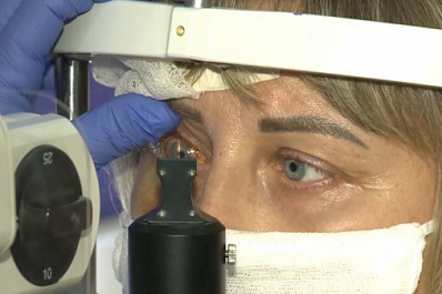 Самарские офтальмологи провели сложную операцию женщине, которая могла за сутки ослепнуть