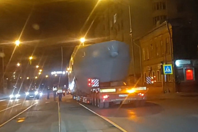 Поднимали ЛЭП: самарцы заметили прицеп с огромной лодкой на улице Фрунзе