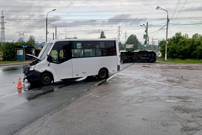 В Тольятти маршрутка Форд с людьми перевернулась при столкновении с Газелью