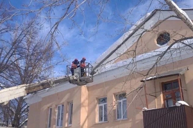 Для безопасности: в Сызрани ежедневно расчищают кровли домов
