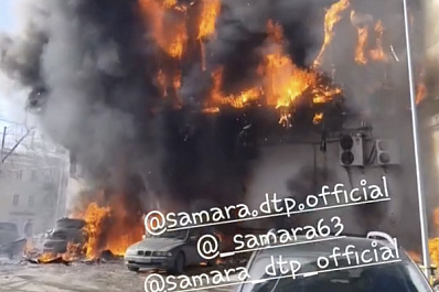 При пожаре в "Скале" храбрый самарец вытаскивал машины из огня