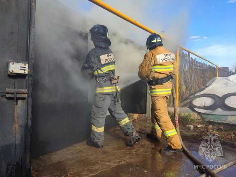 Привлекли пожарный поезд: в Новокуйбышевске 19 апреля загорелись три частных дома