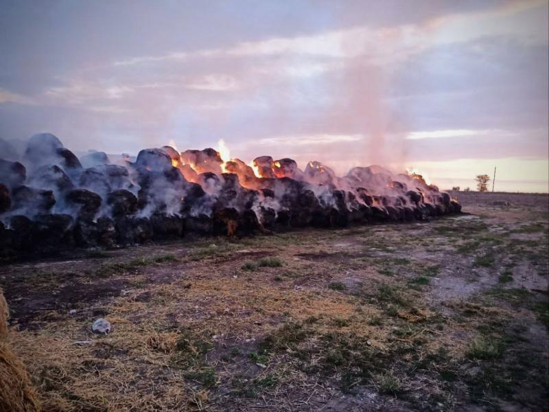 В Безенчукском районе ночью 12 августа горели 200 тонн сена