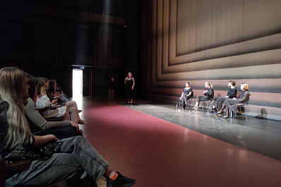 В "лабутенах" и фате: уральский танцевальный театр показал в Самаре премьерный спектакль