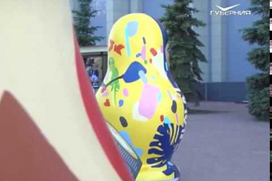 Все 8 гигантских матрешек установили возле бассейна ЦСК ВВС