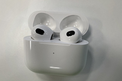 Врач: громкая музыка в наушниках портит слух