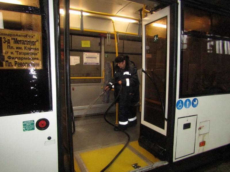 В Самаре помыли салоны общественного транспорта