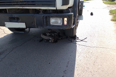 В Тольятти двое подростков на скутере залетели под грузовик МАЗ