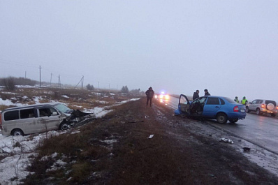 В Самарской области в лобовом столкновении двух легковушек пострадали два человека