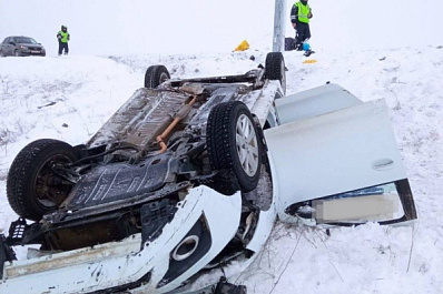 Погиб ребенок: в Самарской области с трассы A300 вылетел "Логан"