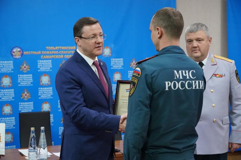 Дмитрий Азаров в Тольятти лично поздравил пожарных с профессиональным праздником