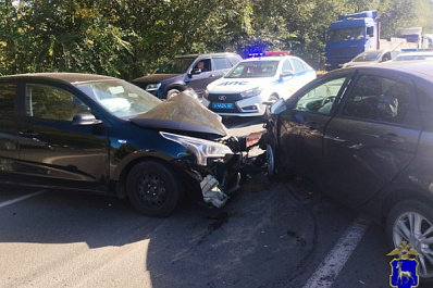 Пострадали 5 человек: в Самарской области 23 сентября столкнулись 3 легковушки