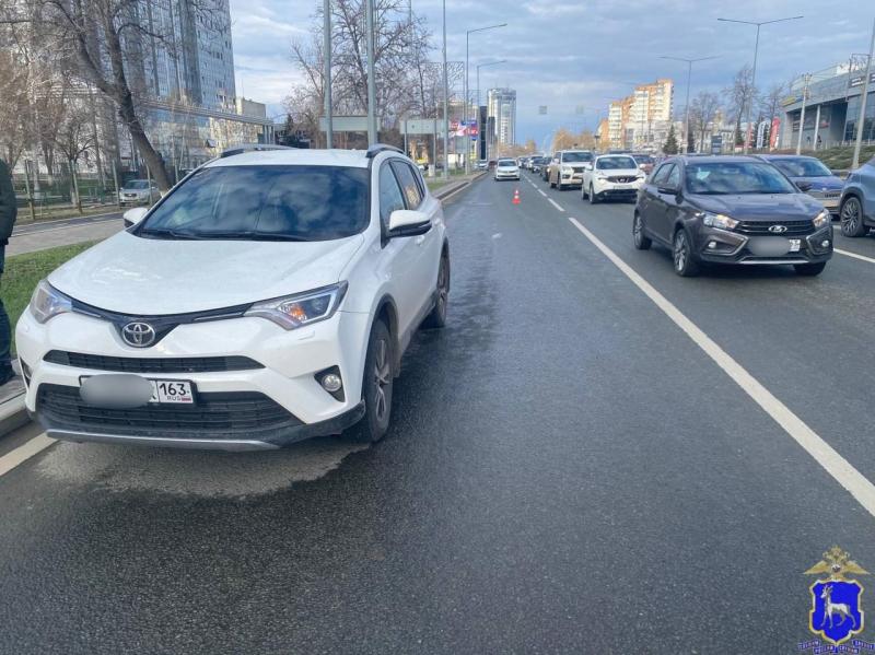 В Самаре 17-летний самокатчик угодил под колеса иномарки