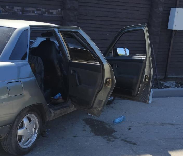 В Самарской области "десятка" пробила забор