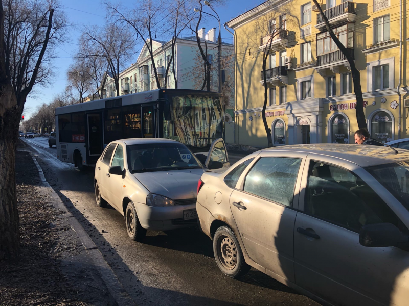 Рядом со школой в Самаре автобус устроил массовую аварию