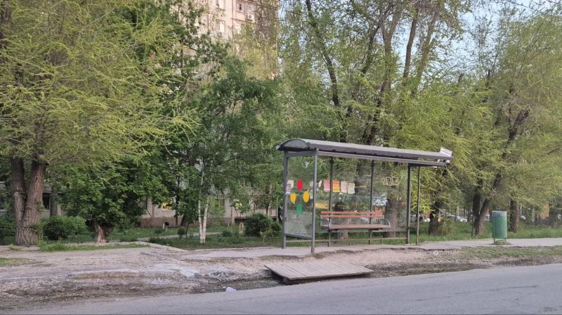 Полуразрушенная автобусная остановка шокировала самарцев