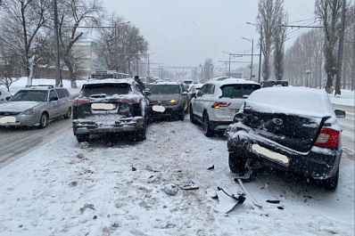 В Самаре на Московском шоссе 3 февраля столкнулись 6 автомобилей
