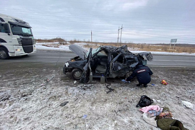 Девушка и мальчик погибли под Самарой в столкновении легковушки и фуры