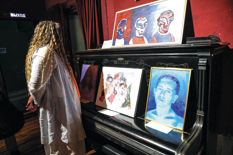 Что волнует художников: в Самаре открылась выставка о проблемах и пороках общества