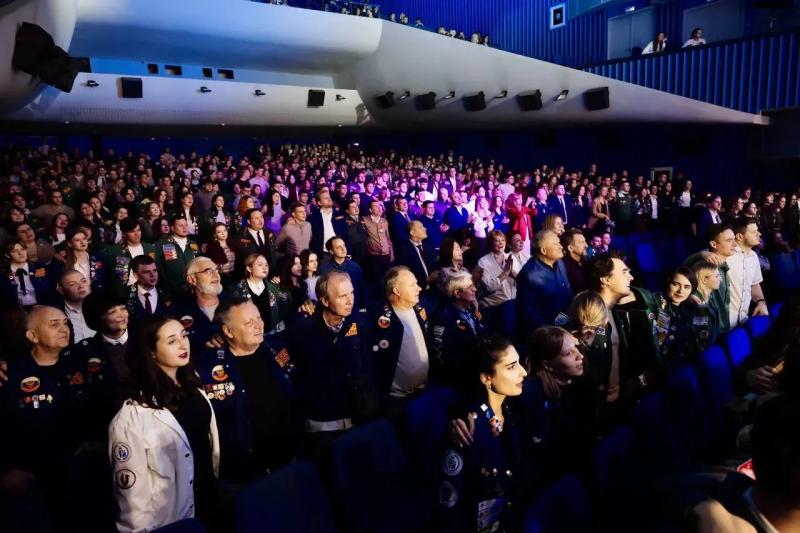 В Самаре губернатор Федорищев поздравил студотряды с закрытием III трудового семестра