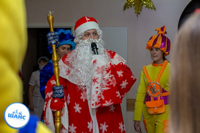 Тольяттинская молодежь устроила новогодний праздник в детской больнице