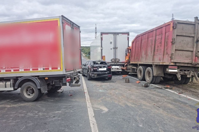 На трассе в Самарской области столкнулись легковушка и три грузовика