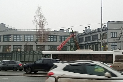 В Самаре устанавливают новогоднюю елку у филиала Третьяковки