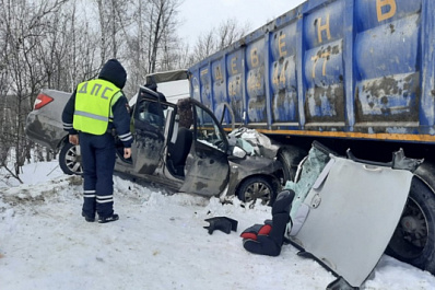 В Самарской области "Гранта" попала под колёса грузовика