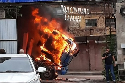 В Самаре на Революционной у грузовика на ходу загорелась кабина