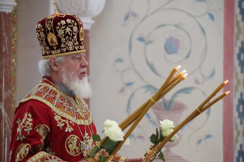 Дмитрий Азаров наградил митрополита Сергия почетным знаком