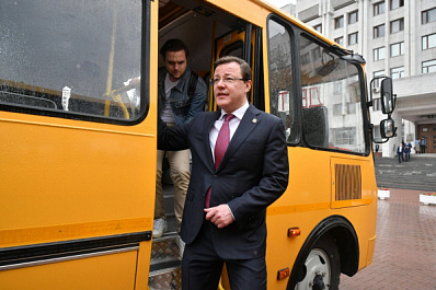 Губернатор Дмитрий Азаров лично проверил новые автобусы, переданные школам региона