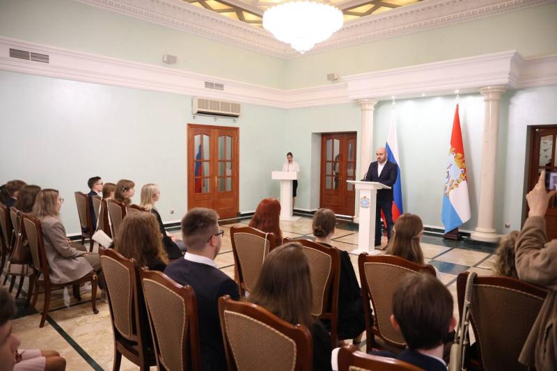 Вячеслав Федорищев вручил медали отличникам