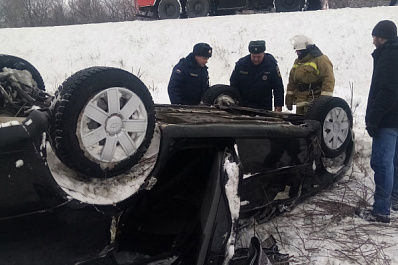 Спасатели вытащили из кювета перевернувшийся Chevrolet Lacetti