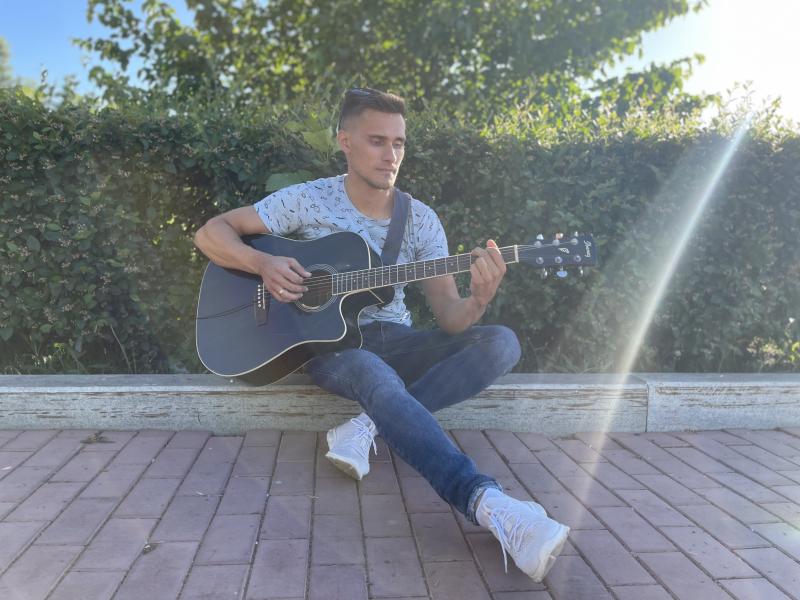 "Девушка захотела жить после концерта": самарский артист Андрей Impulse рассказал, как стал уличным певцом