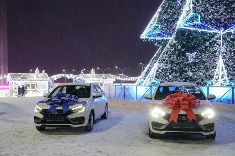 Домой на "Ледниковой" мечте: две многодетные семьи губернии получили в подарок автомобиль