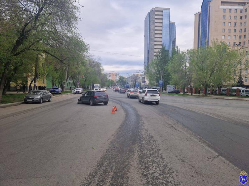 В Самаре 30 апреля около Крымской площади столкнулись две иномарки 