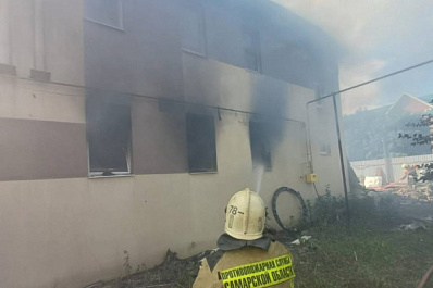 В Волжском районе тушат склад на 250 "квадратах"