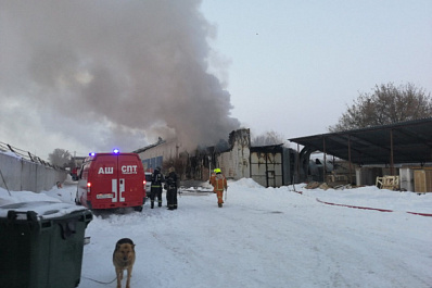 В Тольятти горит ангар с резинотехническими изделиями на площади 450 кв. м